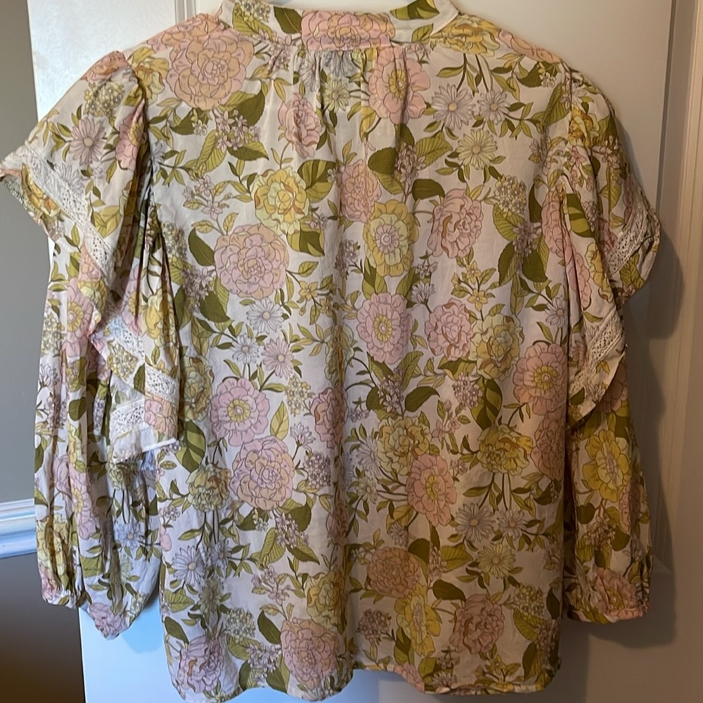 Who What Wear Floral Top. Size XXL, Pit to Pit 21’, Length 22’.